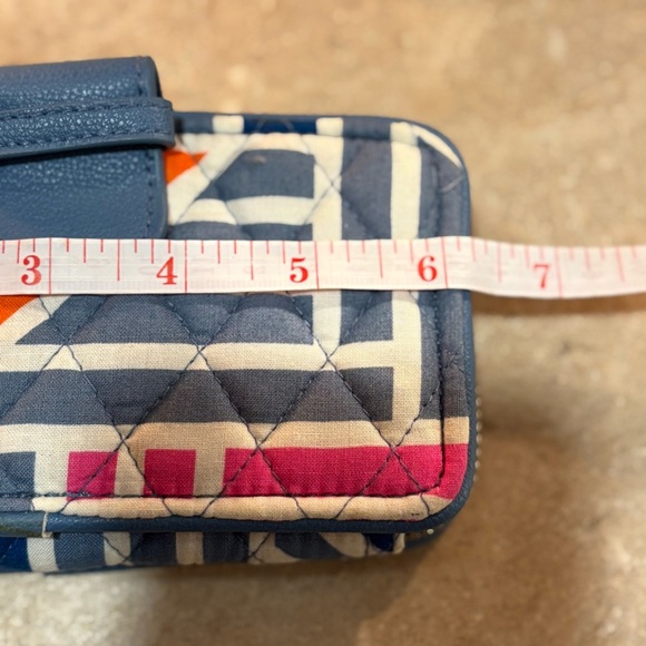 Vera Bradley RFID Smartphone Wristlet Wallet Geo Medallions NWT - Picture 13 of 14